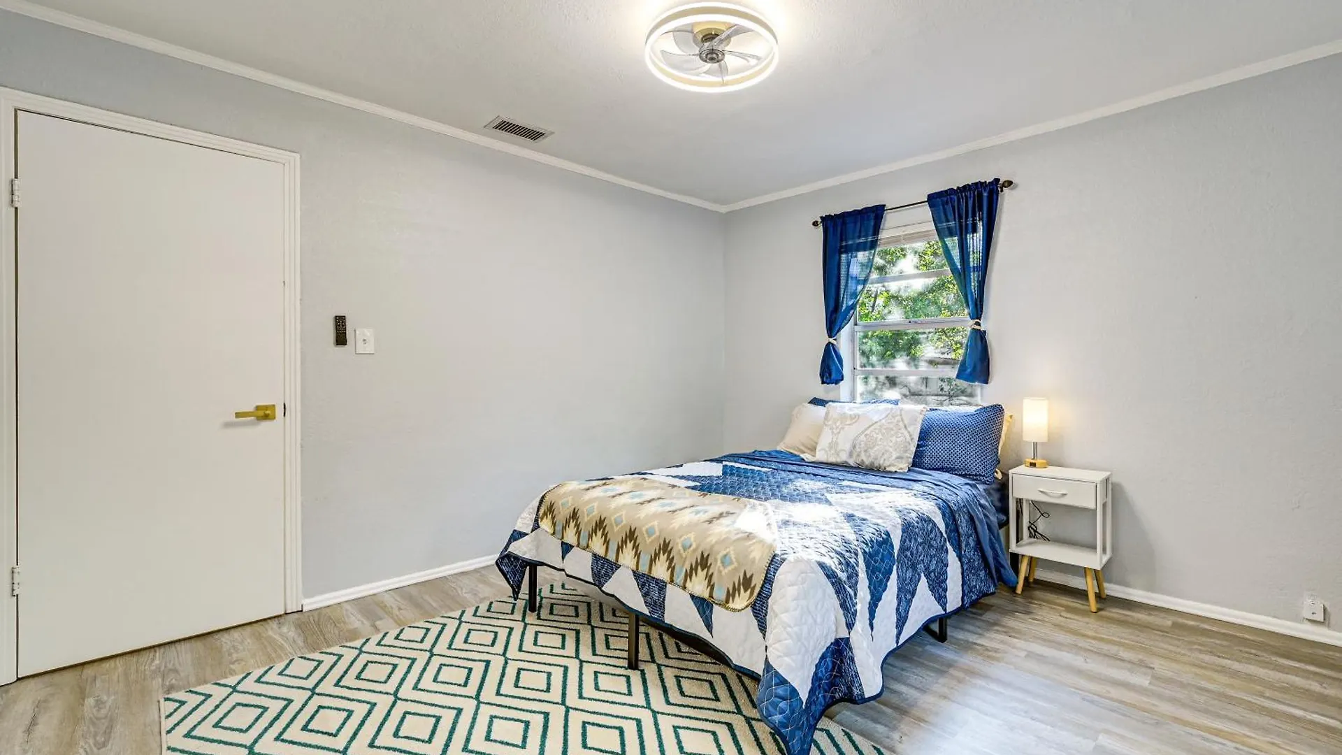 Дом отдыха 3 Mi To Usf Chic Home With Yard In Tampa!